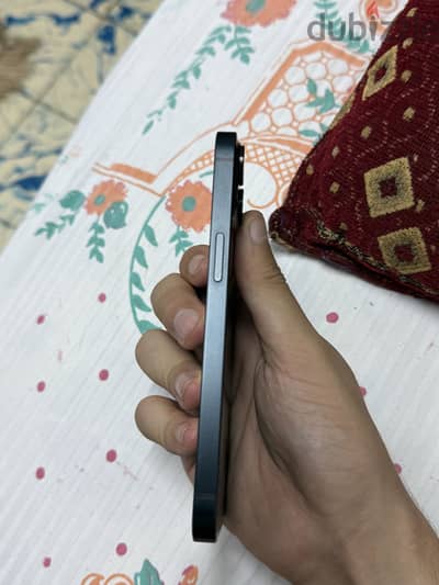 ايفون 13 مساحه 128 بطاريه 86 ومعفي ضريبه معاه كل حاجته وحالته زيرو