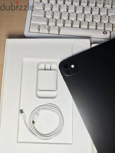 Ipad pro 11inch m4.256g. B90%. كسر زيرو