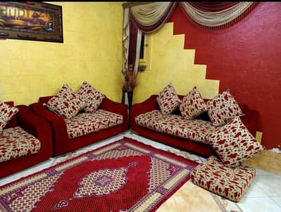ركنه للبيع عبارة عن 3 كنبات و 2 باف