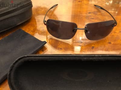 نضارة oakley بعلبتها الاصليه و جرابها و منديلها