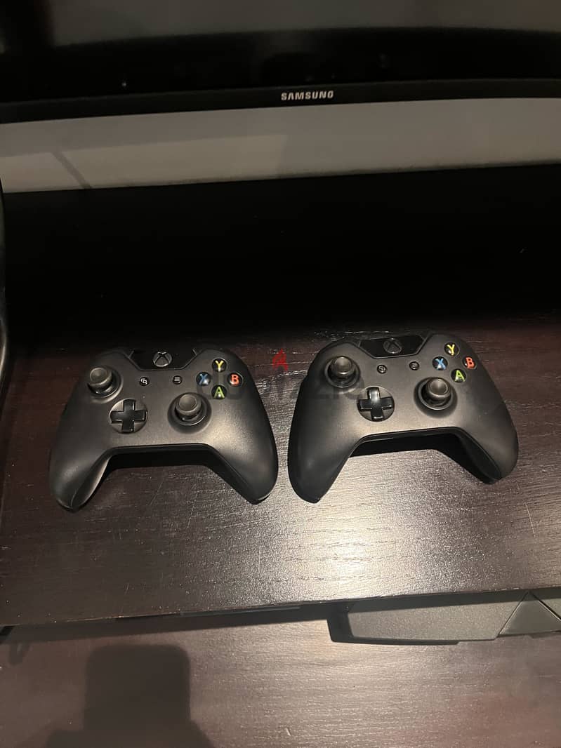 Xbox One with 2 wireless joysticks 2