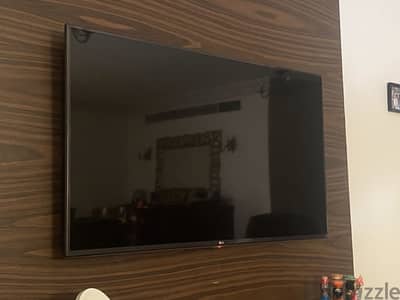 LG TV screen (مكسورة)