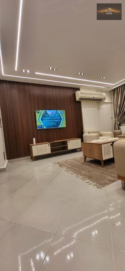 شقة مفروشة للايجار بأفضل سعر - سوبر لوكس - أول سكن بعد التشطيب - واجهة - أسانسير - شارع رئيسي - شيراتون المطار