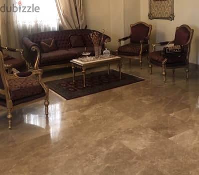 كنبه و اربع كراسي و طربيزه بالرخامه