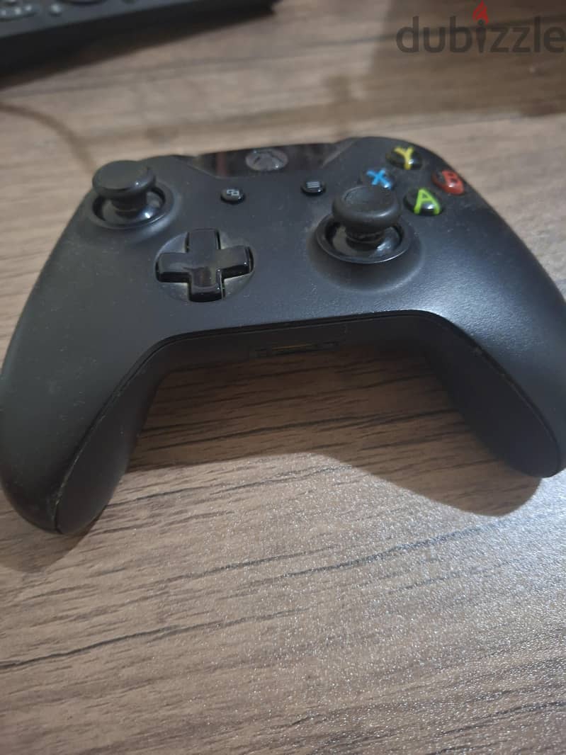 XBOX ONE S 512GB with controller 2