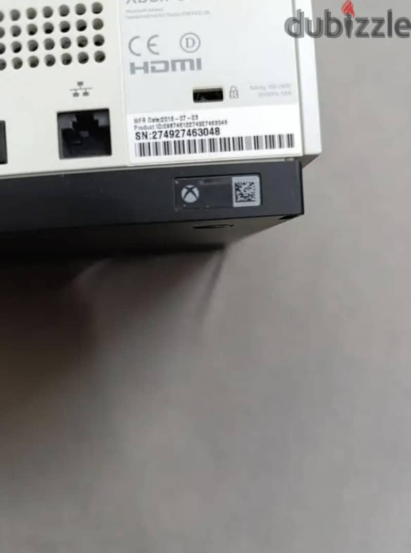 XBOX ONE S 512GB with controller 4