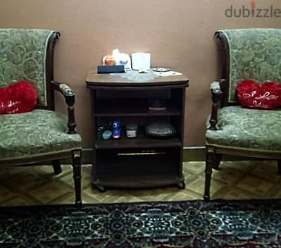 اتنين فوتية كلاسيك خشب زان طبيعى و باهى وسط بحالته بدون اى عيب
