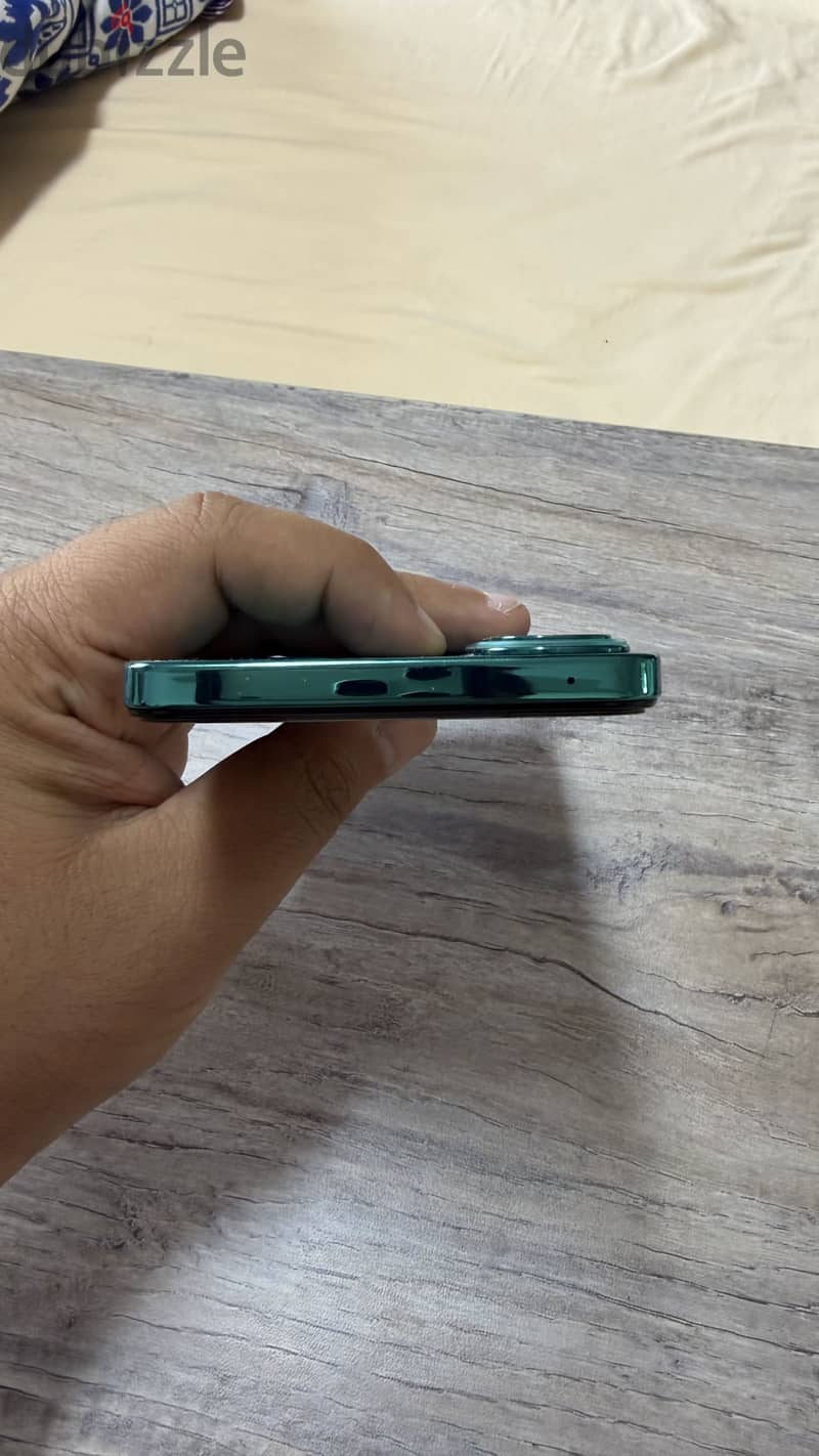 Vivo V40 Lite 4