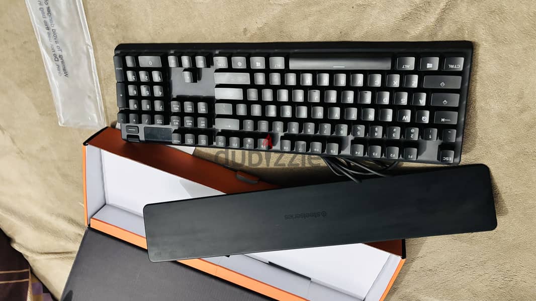 steelseries apex 5 HYBRID MECHANICAL GAMING KEYBOARD 2