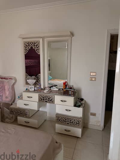 غرفة نوم مودرن كاملة + مرتبة 5 Bed شبه جديدة للبيع بالتجمع الأول