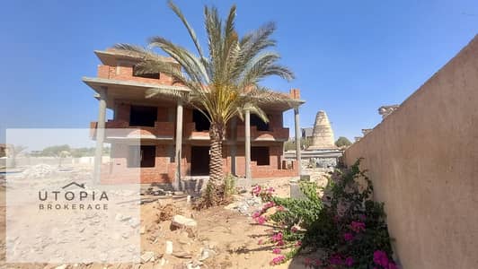 فيلا مستقلة طوب أحمر للبيع في الريف الفرنسي – الريف الأوروبي، 6 أكتوبر | 1200م² مباني | 5250م² أرض | حمام سباحة | غرفة حارس
