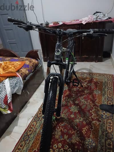 دراجة  الامونيا ماركه هادور مقاس ٢٨  لسه زيرو السعر منخفض لسرعه البيع