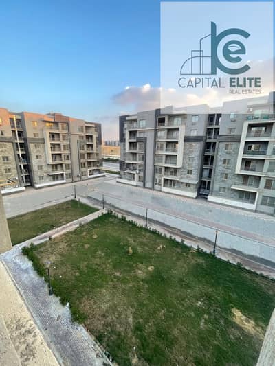 For a quick sale: A 130-square-meter apartment sold directly by the owner. Located on an intermediate floor in the Dar Misr Al-Andalus compound (Phase