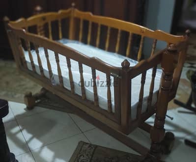 سرير اطفال كبير هزاز بملحقاته