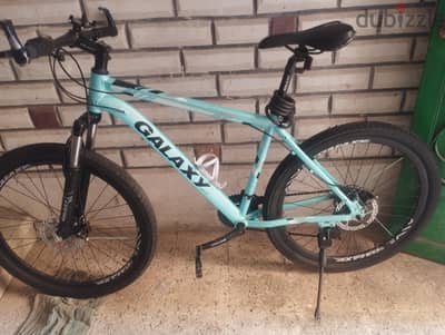جلاكسي a6 بحاله ممتازه بدون اي عيوب شفترات شيمانو وكاوتش عجل bmx بحلته