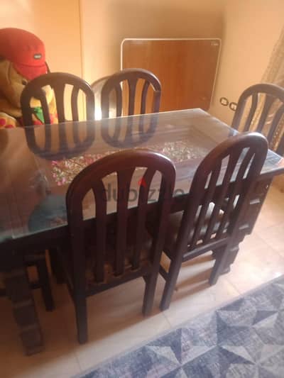 ترابيزة سفرة بحالة جيدة و6كراسي