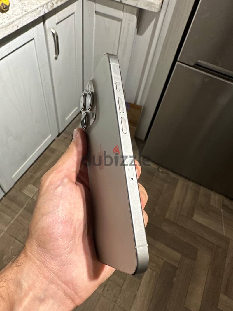 iPhone 16 pro 256gb 90% battery 1