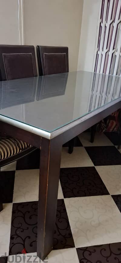 ترابيزة سفرة مستعملة  و٤ كراسى