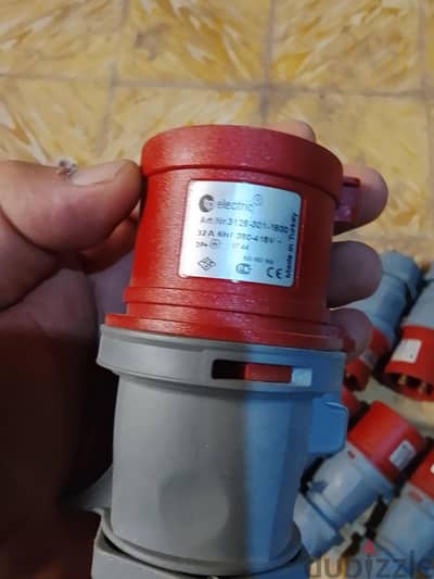 بعض المعدات للبيع وخرطوم اطفاء وقطع غيار كهرباء 24 وفيش 3 فاز بتاعه مع