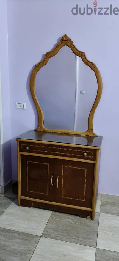 تسريحة أو وحدة تخزين بمراية