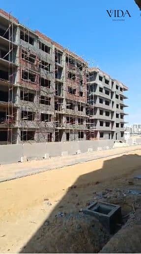 شقة بجاردن للبيع في Genova West – استلام فوري