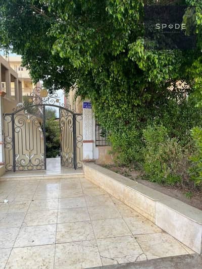 من المالك مباشرة - شقة غرفتين نوم ارضي منخفض بيزمينت متشطبة بالكامل علي الشارع الرئيسي مباشرة تصلح مكتب اداري