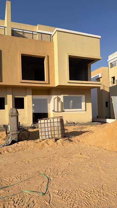 بسعر كاش مميز توين هاوس Twin House مميز بإطلالة مباشرة على البحيرات واللاندسكيب للبيع في سراي Sarai, داخل Cavana Lakes