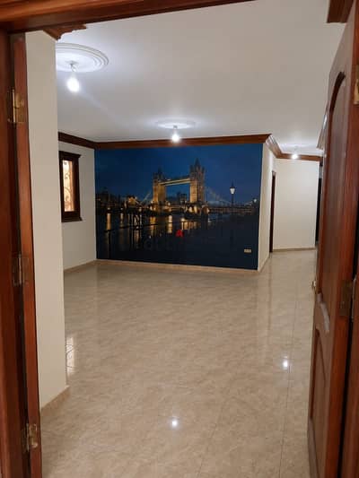 شقة ادارى للإيجار بحدائق الاهرام - 140م ارضى بحديقة خاصة ومدخل خاص - 3 غرف- حمام- مطبخ - بجوار جميع الخدمات وبالقرب من البوابة التانية القديمة