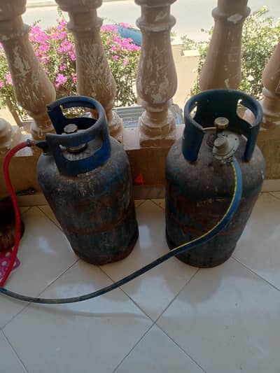 ثلاثة أنبوبة بوتاجاز اتنين منهم بالمنظم والخرطوم