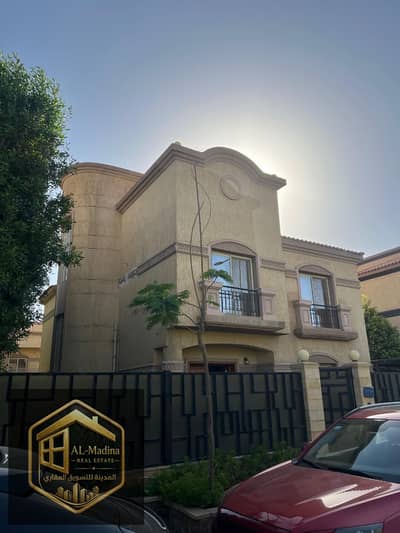 فيلا للإيجار بالرحاب، 5 غرف و4 حمامات، تشطيبات خاصة، بالمطبخ والتكييفات، حديقة وري أوتوماتيك، قانون جديد، سعر مميز. اتصل الآن