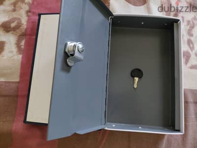 خزنة سرية صغيرة على شكل كتاب معها المفتاح الخاص بها لحفظ المقتنيات