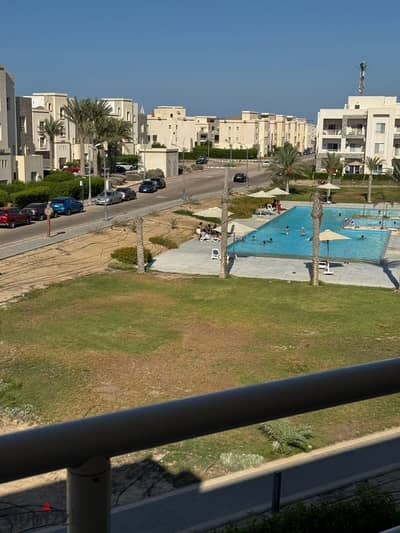 شاليه بنت هاوس للبيع فى امواج الساحل الشمالى على حمام السباحه بالفرش