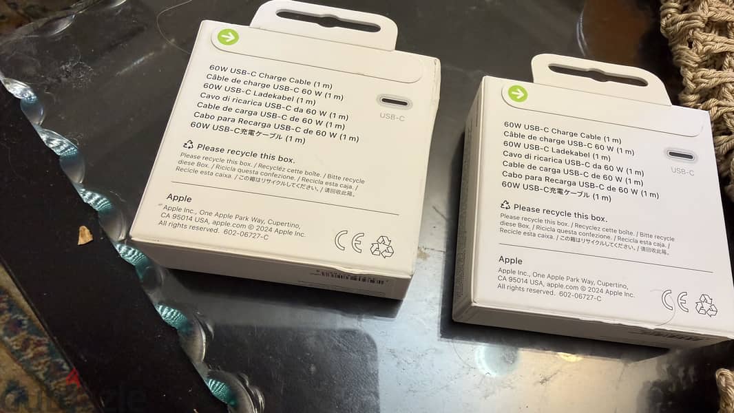 Two sealed 60 watt cabels Apple 2