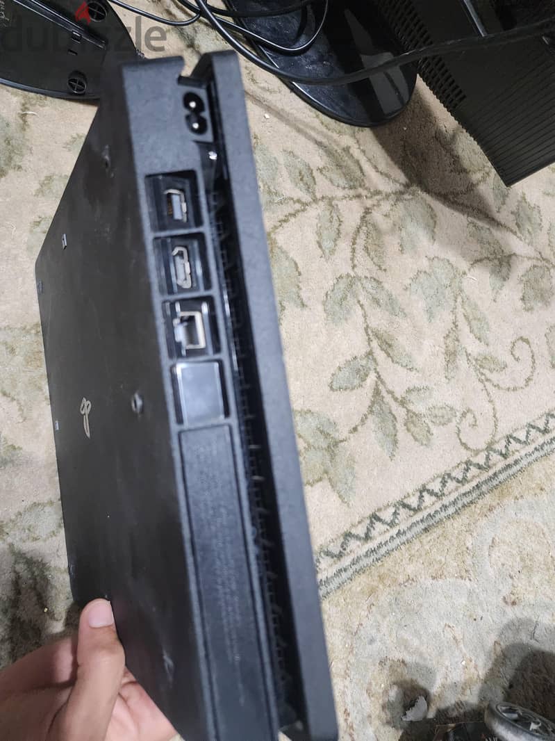 Ps4 slim ,barely used, zero condition 4