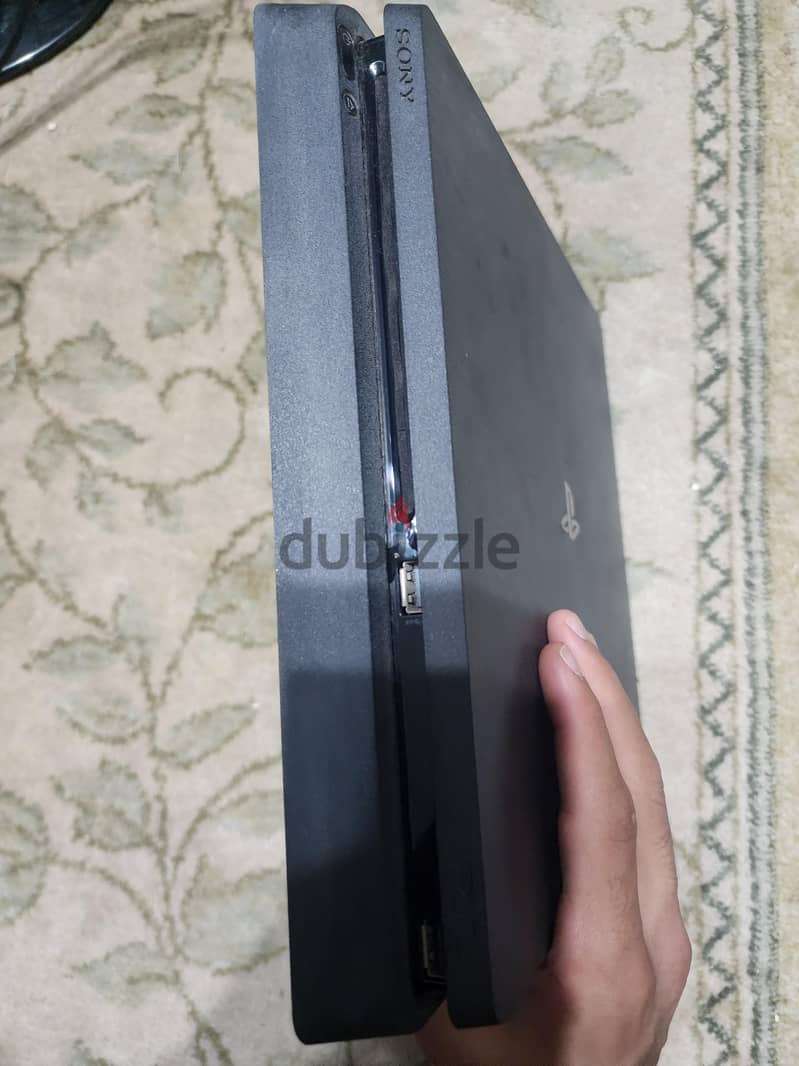 Ps4 slim ,barely used, zero condition 5
