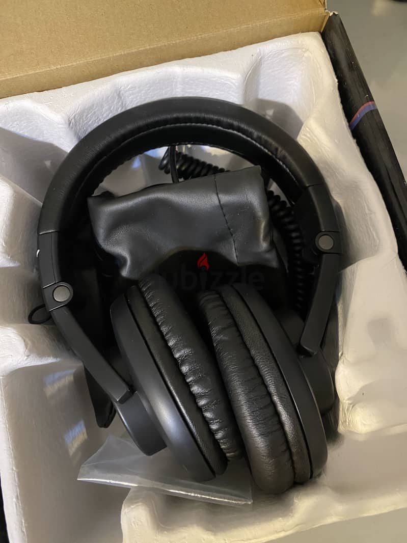 SHURE SRH440 Closed-Back Over-Ear Studio Headphones 2