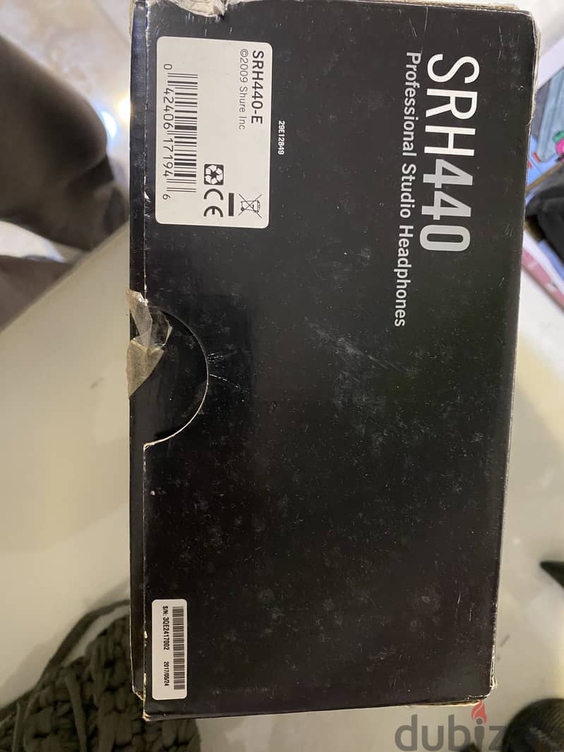 SHURE SRH440 Closed-Back Over-Ear Studio Headphones 3