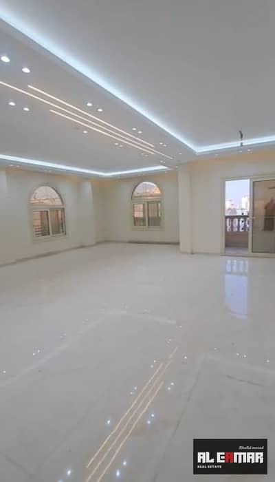 شقة للايجار  فى كمبوند  زايد هايتس   اول سكن  بالمطبخ