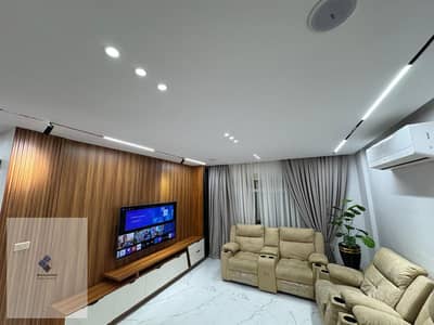 شقة للإيجار بمدينتي 133 م² مفروشة بالكامل تشطيب سوبر ألترا VIP Garden View 3 غرف نوم مكيفة بالكامل فرش مودرن جاهزة للسكن