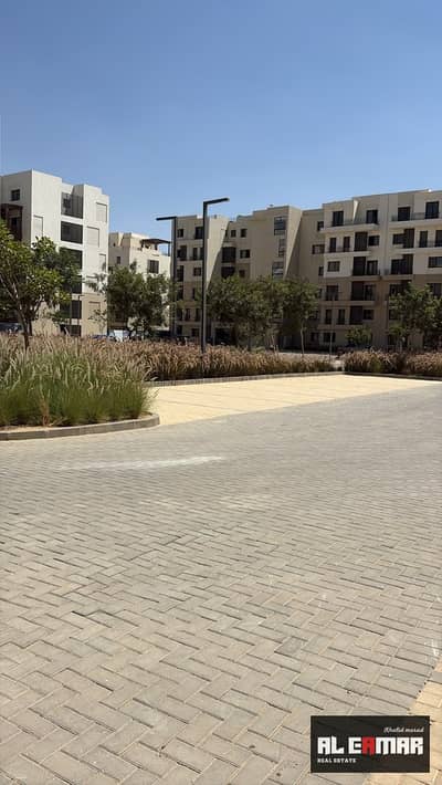Apartment for rent in O West compound – first-time occupancy; includes kitchen, air conditioning, and shutters.