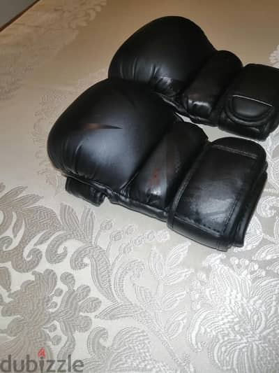اعلان لبيع جلافز MMA فينوم مستورد