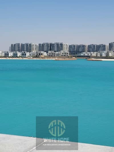 شاليه مفروش متاح للايجار في أبراج العلمين الجديده الساحل الشمالي موقع مميز جدا،  بإطلاله علي البحر مباشره قريبه من الخدمات و البحر والمارينا والمطاعم.