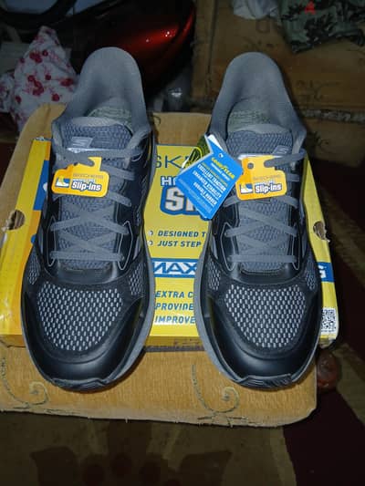skechers slip ins max cushioning اصلي مقاس ٤٤ (28.5) سم بحاله زيروو٢. ٠