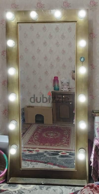 مرآة مضيئة (ستايل هوليوود) بحالة ممتازة