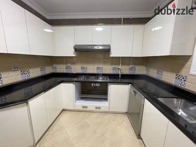 200 square meters, a great deal for rent, with a kitchen and some amenities. Prime location in the best phase of Madinaty, B10.