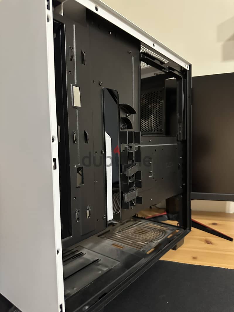 NZXT H500 Broken Panel 1