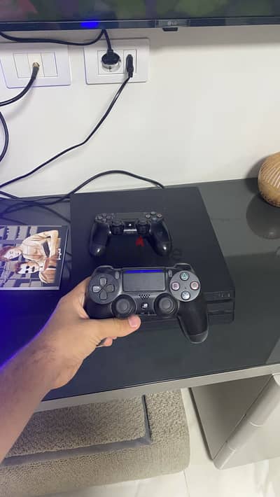 بلايستيشن 4 برو بدراعين استخدام منزلي