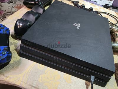 PS 4 pro مش متعدل مع ٤ دراعات اوريجنال