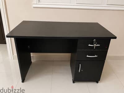 مكتب كمبيوتر / مكتب مذاكرة MDF أسود 115×70 سم – بحالة جيد