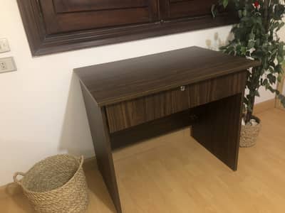 desk مكتب بدرج واحد بمفتاح